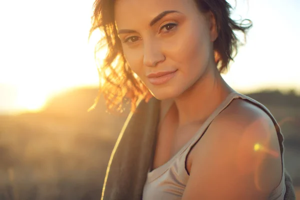 Güzel kadın. Doğada gün batımı ışığı olan genç bir kadının portresi.. — Stok fotoğraf