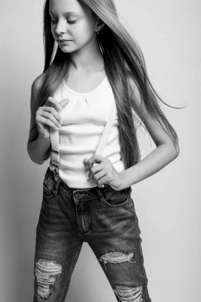 いい子だ。黒と白のスタジオで女の子. — ストック写真
