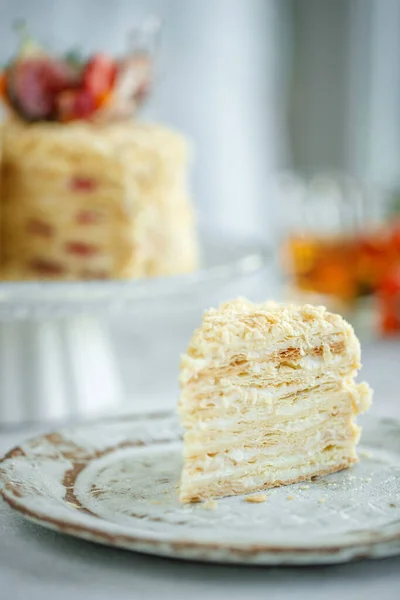 Napoleon cake. Beautiful cake with berries, classic pastries. — Stock Photo, Image