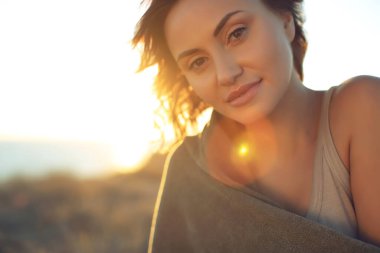 Güzel kadın. Doğada gün batımı ışığı olan genç bir kadının portresi..