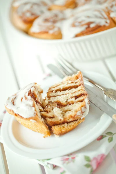 Cinnabon, iskalla bullar, läckra hembakade kakor. — Stockfoto