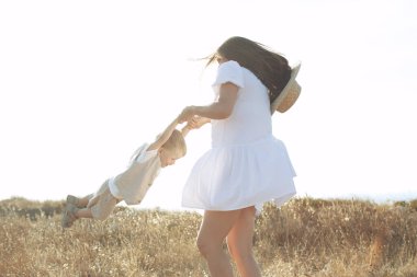 Doğasında çocuğu olan güzel bir kadın.. 