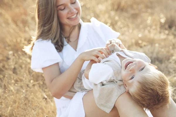 Hermosa mujer con un niño en la naturaleza. —  Fotos de Stock