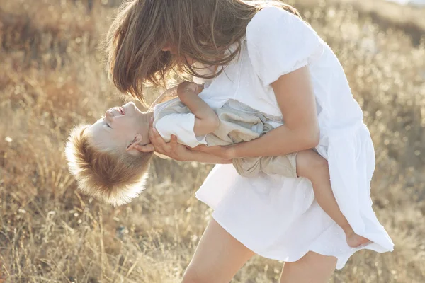 Красивая женщина с ребенком в природе. — стоковое фото
