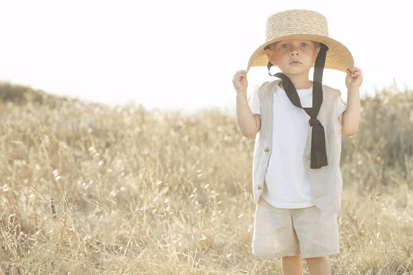 Doğada çocuk, kırsal tarzda sarışın çocuk.. 