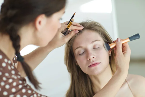 Maquillage professionnel. Le maquillage est fait à une belle femme. — Photo