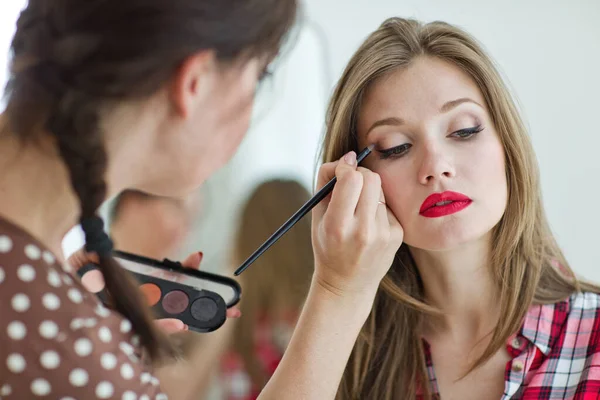 Maquillage professionnel. Le maquillage est fait à une belle femme. — Photo