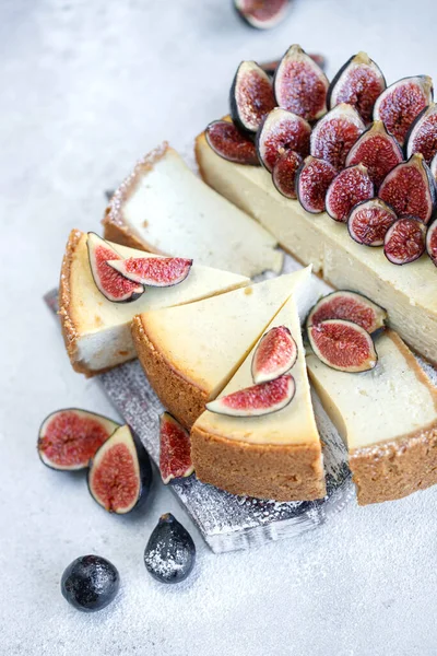 Classic cheesecake. Cream cheese cake with berries.