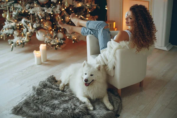 Hermosa mujer en Navidad en casa, decoración festiva. —  Fotos de Stock