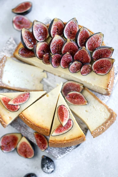 Classic cheesecake. Cream cheese cake with berries. — Stock Photo, Image