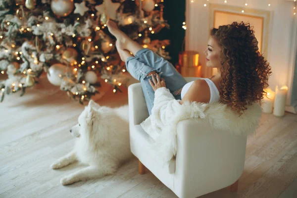 Hermosa mujer en Navidad en casa, decoración festiva. —  Fotos de Stock
