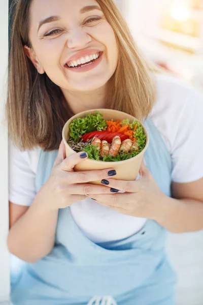 Una mujer gorda a dieta. Nutrición adecuada. — Foto de Stock