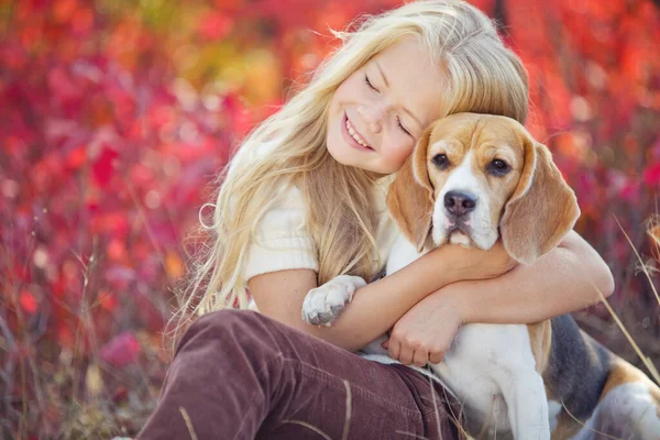 Uma criança na natureza com um cão. — Fotografia de Stock