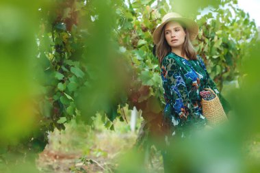 Doğada güzel bir kadın. Şapkalı genç kız.. 