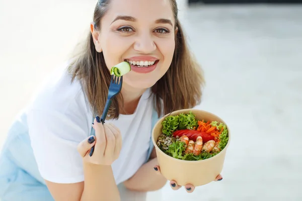 Kvinnan är på rätt diet. Fet kvinna äter sallad. — Stockfoto