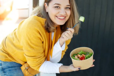 Diyet yapan şişman kadın, taze sebze salatası..