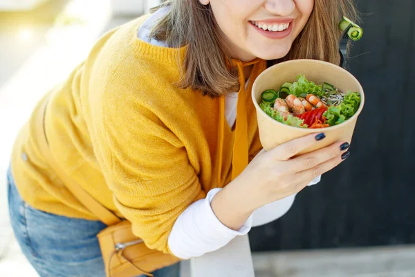 Fet kvinna på diet, färsk grönsallad. — Stockfoto