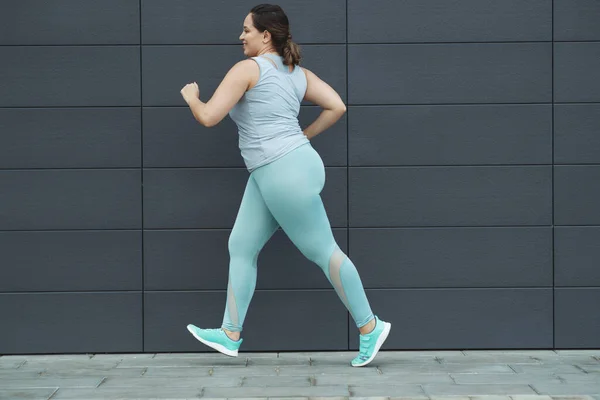 Şişman kadın koşuyor, kilo vermek için spor yapıyor, obezite problemi var.. — Stok fotoğraf