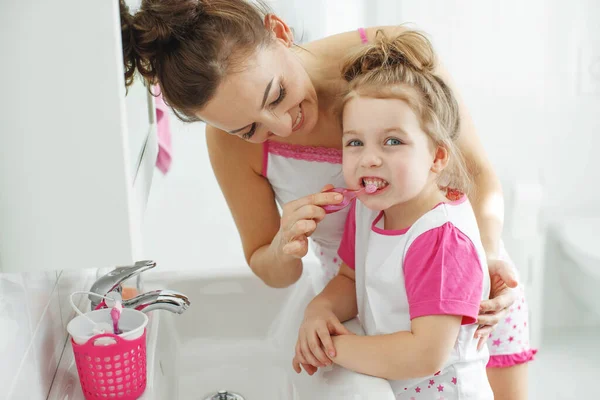 Мама з дитиною чистять зуби.. — стокове фото