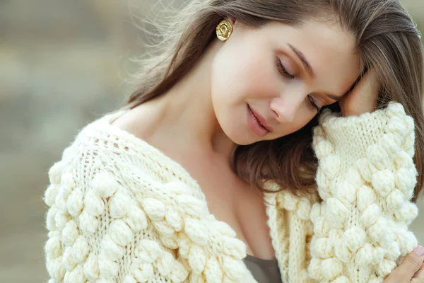 Krásná žena ve svetru. Mladá dívka v přírodě. — Stock fotografie