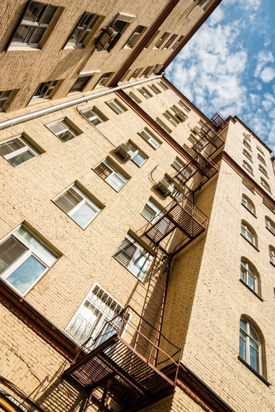 Metallo Scala Antincendio Sul Muro Condominio — Foto Stock