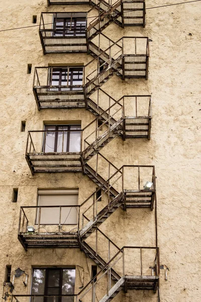 Escada Incêndio Metal Parede Prédio Apartamentos — Fotografia de Stock