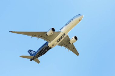 Zhukovsky, Moskova Bölgesi, Rusya - 28 Ağustos 2019: Maks-2019 Air Show sırasında Zhukovsky'de gösteri uçuşunda yakın çekim Yeni Airbus A350 Xwb yolcu jet uçağı.