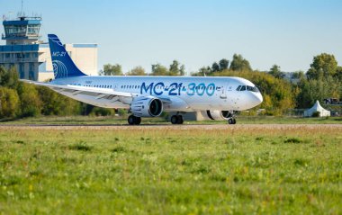 Zhukovsky, Moskova Bölgesi, Rusya - 28 Ağustos 2019: Irkutsk Ms-21 73053, pistteki yeni Rus sivil uçağının ikinci uçuş modeli.