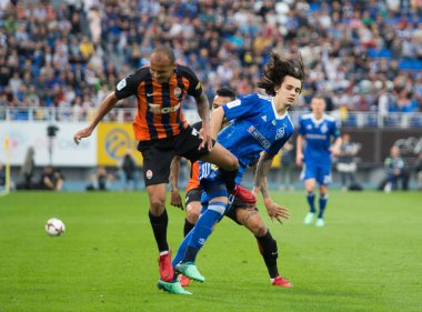 Kiev, Ukrayna - 19 Mayıs, 2018 fırat Mykola Shaparenko ile topu için savaşır. Ukrayna Premier Ligi maç Dinamo Kiev Shakhtar Donetsk Dinamo Kiev Stadyumu'nda.