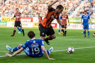Kiev, Ukrayna - 19 Mayıs, 2018 Ismaili topu Mykola Shaparenko ile savaşır. Ukrayna Premier Ligi maç Dinamo Kiev Shakhtar Donetsk Dinamo Kiev Stadyumu'nda.