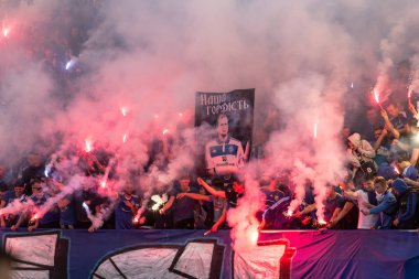 Kiev, Ukrayna - 19 Mayıs 2018 hayranları, el ilanları ile stadyum tribunaha. Ukrayna Premier Ligi maç Dinamo Kiev Shakhtar Donetsk Dinamo Kiev Stadyumu'nda.