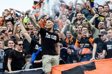 Kiev, Ukrayna - 19 Mayıs 2018 hayranları, el ilanları ile stadyum tribunaha. Ukrayna Premier Ligi maç Dinamo Kiev Shakhtar Donetsk Dinamo Kiev Stadyumu'nda.