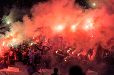 Kiev, Ukrayna - 19 Mayıs 2018 hayranları, el ilanları ile stadyum tribunaha. Ukrayna Premier Ligi maç Dinamo Kiev Shakhtar Donetsk Dinamo Kiev Stadyumu'nda.