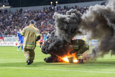 Kiev, Ukrayna - 19 Mayıs, 2018 itfaiye taşları temizlemek. Ukrayna Premier Ligi maç Dinamo Kiev Shakhtar Donetsk Dinamo Kiev Stadyumu'nda.