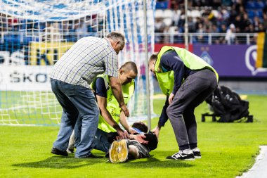 Kiev, Ukrayna - 19 Mayıs, 2018 fan alana maç sırasında koştu. Ukrayna Premier Ligi maç Dinamo Kiev Shakhtar Donetsk Dinamo Kiev Stadyumu'nda.