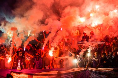 Kiev, Ukrayna - 19 Mayıs 2018 hayranları, el ilanları ile stadyum tribunaha. Ukrayna Premier Ligi maç Dinamo Kiev Shakhtar Donetsk Dinamo Kiev Stadyumu'nda.