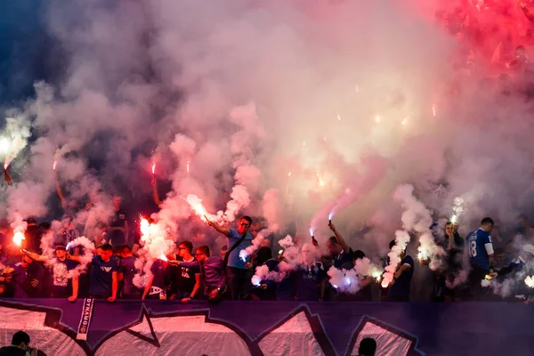 Kiev, Ukrayna - 19 Mayıs 2018 hayranları, el ilanları ile stadyum tribunaha. Ukrayna Premier Ligi maç Dinamo Kiev Shakhtar Donetsk Dinamo Kiev Stadyumu'nda.