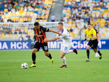 Kiev, Ukrayna - 03 Ağustos 2018 Moraes ve top için mücadele Byrda. Ukrayna Premier Ligi maç Dinamo Kiev Shakhtar Donetsk Dinamo Kiev Stadyumu'nda.