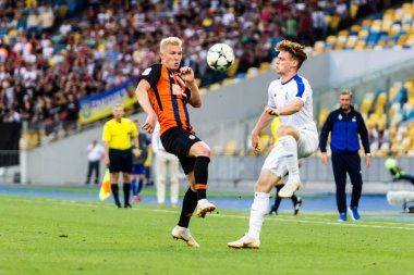 Kiev, Ukrayna - 03 Ağustos 2018 Kovalenko abd Tsygankov top için mücadele. Ukrayna Premier Ligi maç Dinamo Kiev Shakhtar Donetsk Dinamo Kiev Stadyumu'nda.