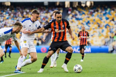 Kiev, Ukrayna - 03 Ağustos 2018 Ismaili topu kontrol eder. Ukrayna Premier Ligi maç Dinamo Kiev Shakhtar Donetsk Dinamo Kiev Stadyumu'nda.
