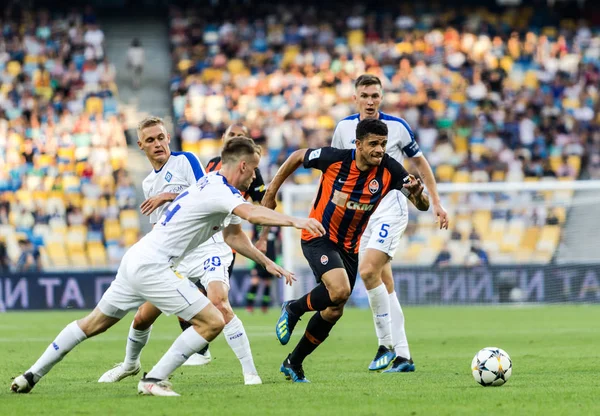 Kiev, Ukrayna - 03 Ağustos 2018 Taison topu kontrol eder. Ukrayna Premier Ligi maç Dinamo Kiev Shakhtar Donetsk Dinamo Kiev Stadyumu'nda.