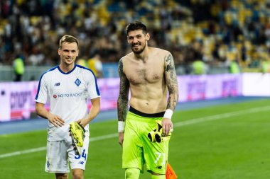 Kiev, Ukrayna - 14 Ağustos 2018 Tomasz Kedziora ve Denys Boyko Slavia, Uefa Şampiyonlar Ligi maç Dinamo Kiev Slavia Prag Kiev, Ukrayna Milli Güvenlik Olimpiyat Stadyumu'nda karşı zafer mutlu.