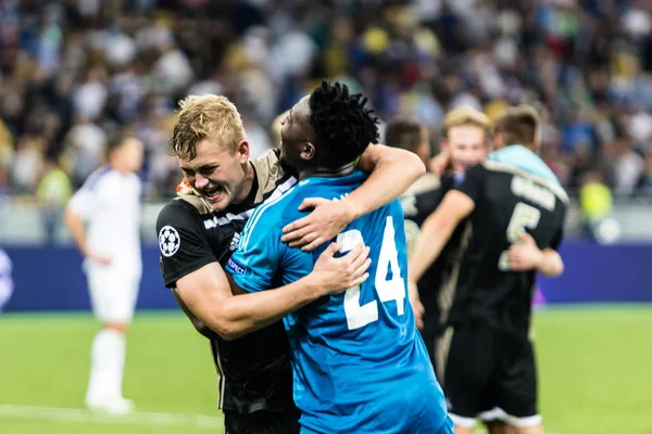 Kiev, Ukrayna - 24 Ağustos 2018 Ajax oyuncular onların zafer Uefa Şampiyonlar Ligi maç Dinamo Kiev Afc Ajax Kiev, Ukrayna Milli Güvenlik Olimpiyat Stadyumu'nda kutluyor.