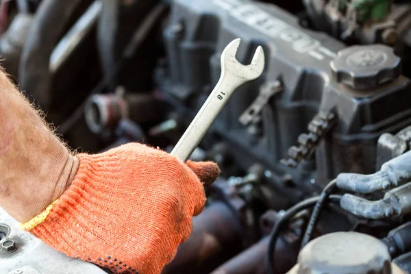 Bilmekaniker Som Jobbar Garaget Bilservice Reparation Och Underhåll Handhållen Skiftnyckel — Stockfoto