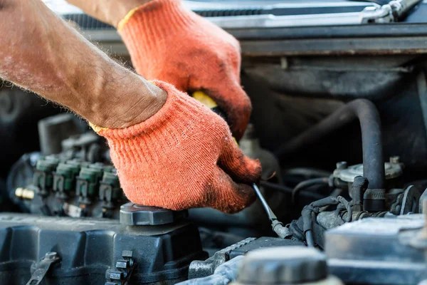 Mecánico Automóviles Trabajando Garaje Servicio Reparación Mantenimiento Automóviles Llave Mano —  Fotos de Stock