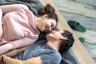 Romantik Çift. Güzel genç çift evde yatakta kucaklayan sevgi dolu.