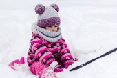 Malá holčička baví venku v zimním období.