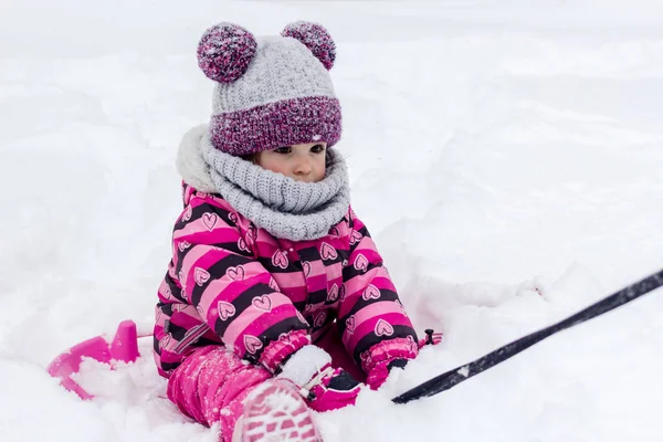 Küçük Kız Eğlenmek Dışında Kış Zamanında — Stok fotoğraf