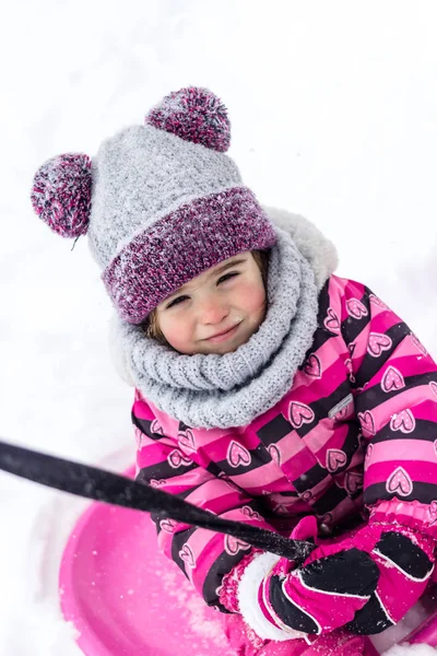 Liten Flicka Roligt Utanför Vintern — Stockfoto