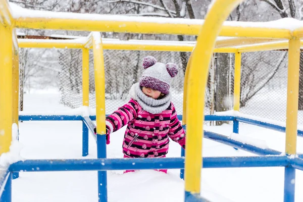 Küçük Kız Eğlenmek Dışında Kış Zamanında — Stok fotoğraf